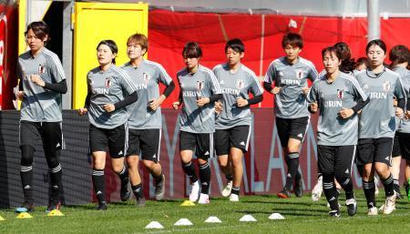 　ドイツとの親善試合を前に、最終調整する女子日本代表＝パーダーボルン（共同）