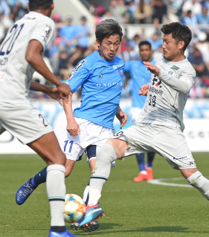 　福岡戦で攻め込む横浜ＦＣ・三浦（中央）（ゲッティ＝共同）