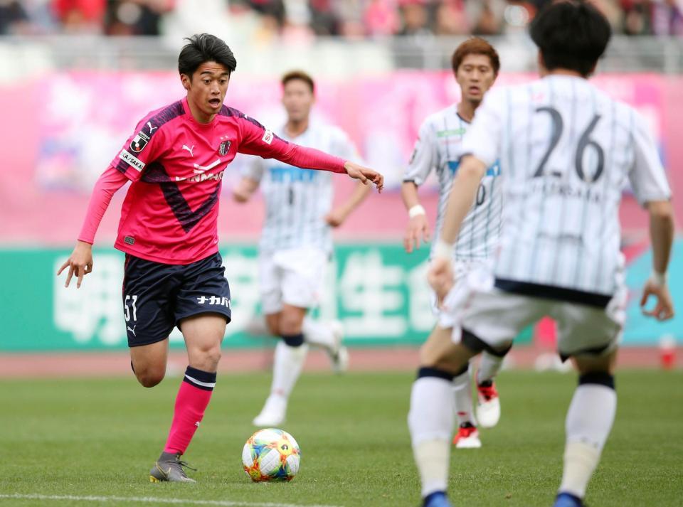 Ｃ大阪－札幌　後半、攻め込むＣ大阪・西川（左）＝ヤンマー