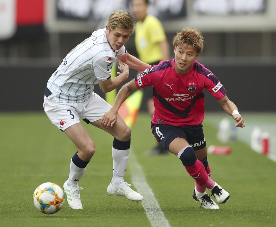 　後半、競り合う札幌・進藤（左）とＣ大阪・柿谷