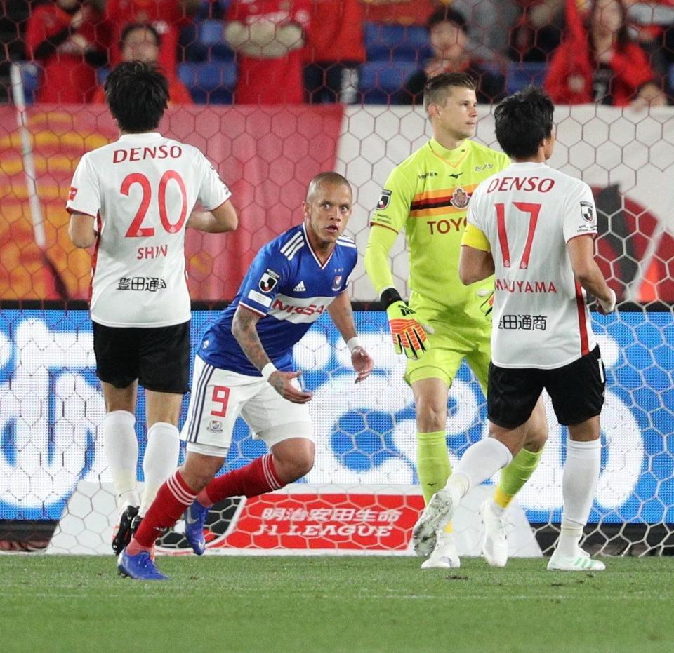 　前半、同点ゴールを決めた横浜Ｍのマルコス・ジュニオール（中）