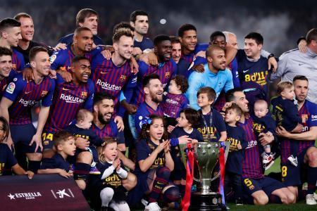 　サッカーのスペイン１部リーグで２連覇を決めたバルセロナの選手たち＝２７日、バルセロナ（ＡＰ＝共同）