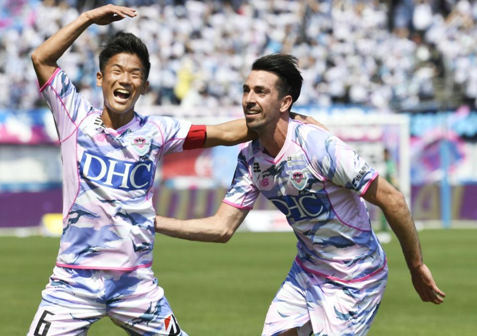 　前半、先制ゴールを決め福田（左）と喜ぶ鳥栖・クエンカ