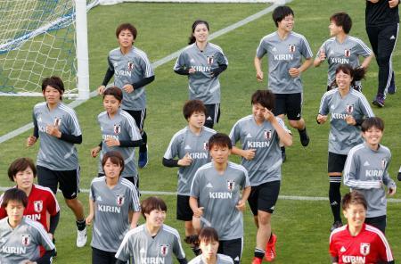 　Ｗ杯に向けた合宿で調整する（奥左から）岩渕、長谷川ら女子日本代表＝千葉県内