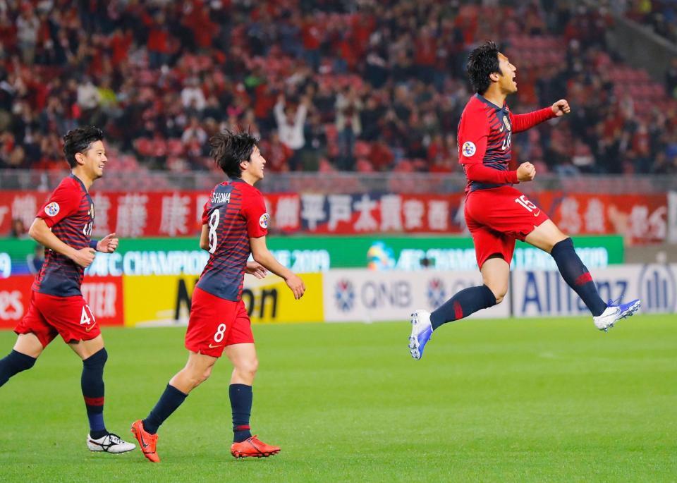 　後半、同点ゴールを決め、ジャンプして喜ぶ鹿島・伊藤（右）＝カシマ