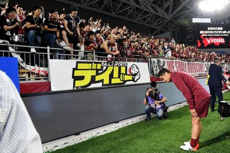 　試合後スタンドに駆けつけたファンへ呼びかけをする神戸・那須＝ノエビアスタジアム