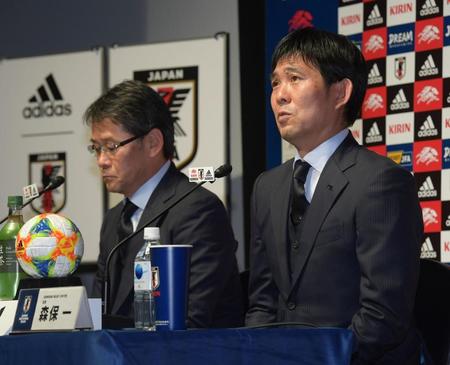 　南米選手権のメンバーを発表する日本代表・森保監督。左は関塚隆技術委員長＝ＪＦＡハウス（撮影・金田祐二）