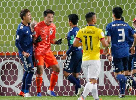 　後半、ＰＫを止め雄たけびを上げるＧＫ若原（左から２人目）＝共同