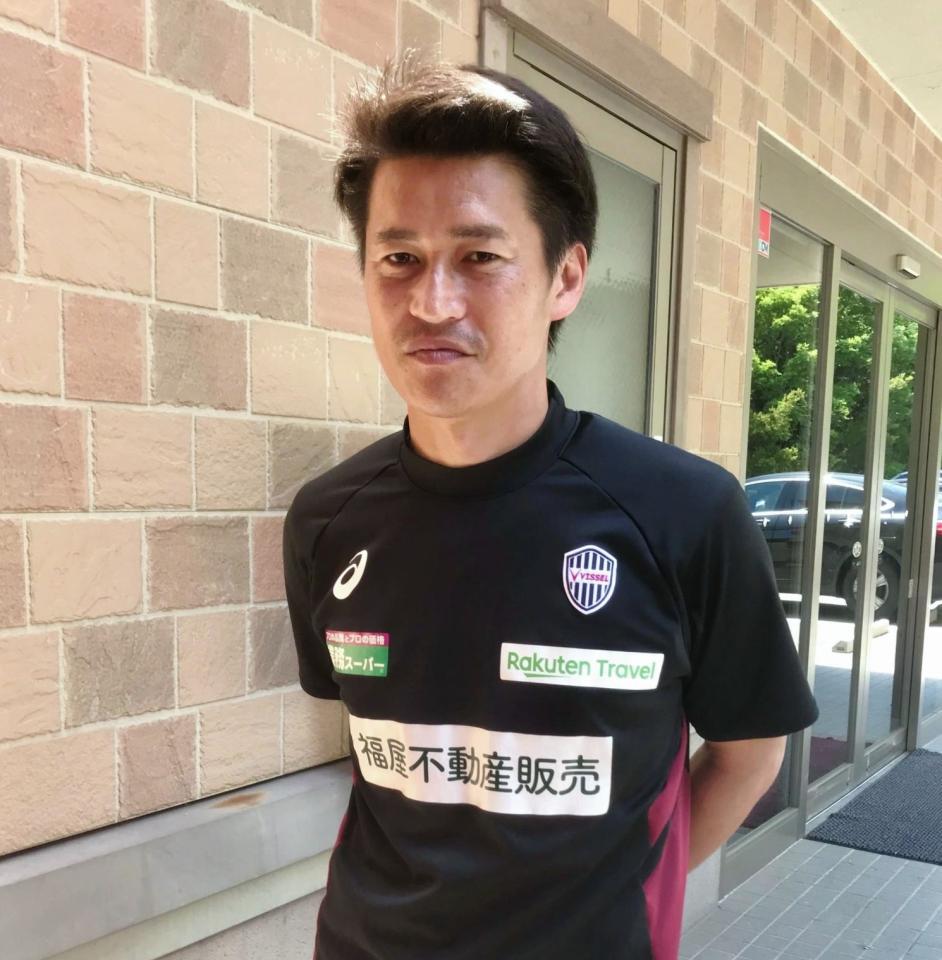 　湘南戦を控え、取材に応じるＪ１神戸の吉田孝行監督
