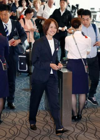 　フランスへ向け出発するサッカー女子日本代表の高倉監督（手前）＝２７日午前、羽田空港