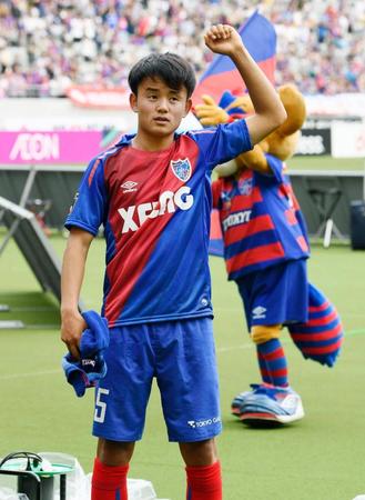 大分に勝利し、ガッツポーズするＦＣ東京・久保建＝味スタ