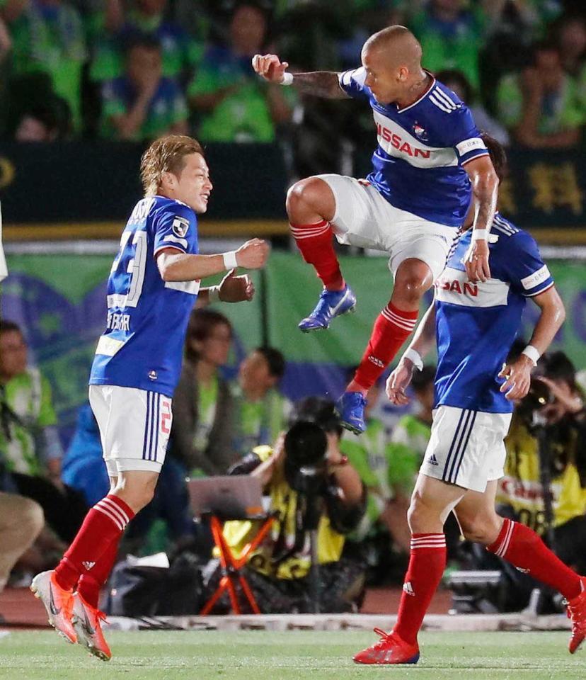 　後半、勝ち越しゴールを決め、マルコスジュニオール（右上）らに祝福される横浜Ｍ・仲川