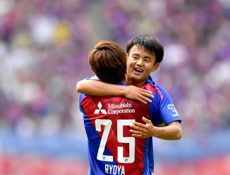 　前半、チーム２点目のゴールを決め、小川（手前）と抱き合って喜ぶＦＣ東京・久保建