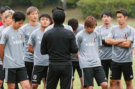 　国際親善試合のトリニダード・トバゴ戦に向けた練習で、集まる久保建（手前左から２人目）、香川（右端）ら日本代表イレブン