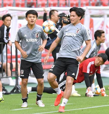 トリニダード・トバゴ戦に向けて調整する南野（右）と久保建