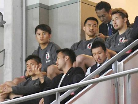 　ベンチ入りのメンバーから外れスタンドから観戦する久保（左上）