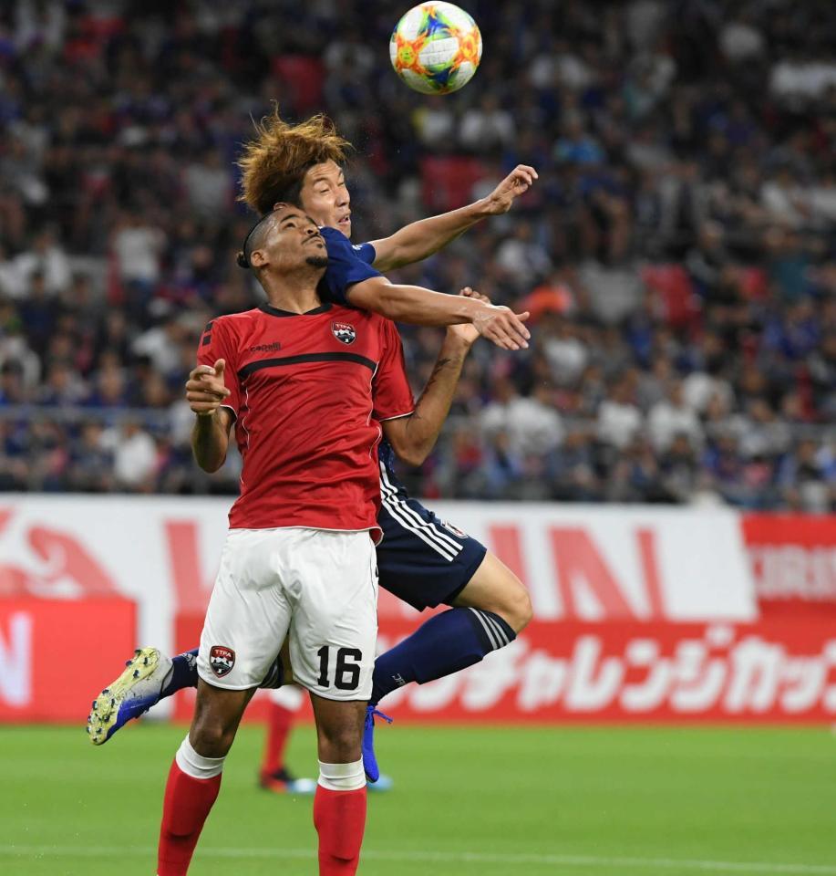 　後半、ゴール前で競り合う大迫勇