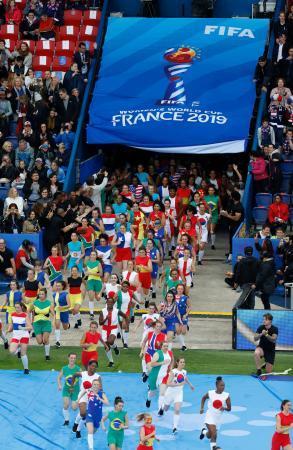 　サッカー女子Ｗ杯フランス大会が開幕し、試合前に開かれたセレモニー＝７日、パリ（共同）