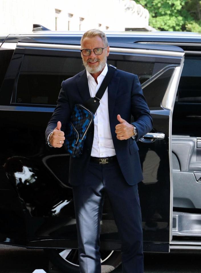 神戸の新監督に就任したフィンク氏。練習場を引き上げる前に報道陣にポーズをとった＝神戸市西区、いぶきの森球技場