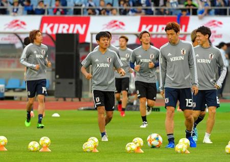 試合前の練習に登場する日本代表・久保建英（中央）＝ひとめぼれスタジアム宮城（撮影・堀内翔）
