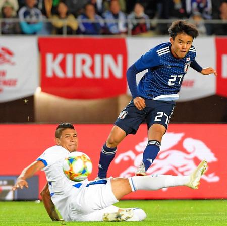 後半、シュートを放つ日本代表・久保建英＝ひとめぼれスタジアム宮城（撮影・堀内翔）