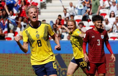 　サッカーの女子Ｗ杯フランス大会第１０日、１次リーグＦ組でタイからゴールを奪い、喜ぶスウェーデンの選手たち＝１６日、ニース（ロイター＝共同）