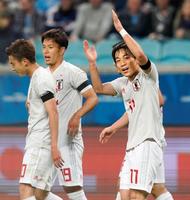 日本－ウルグアイ　後半、２点目のゴールを決め歓声に応える三好（右）＝ポルトアレグレ（共同）