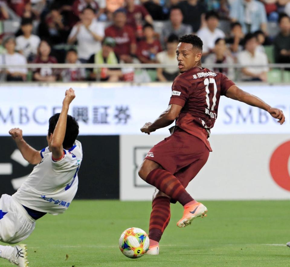 　前半、ウェリントンが２点目を決めるノエビアスタジアム神戸