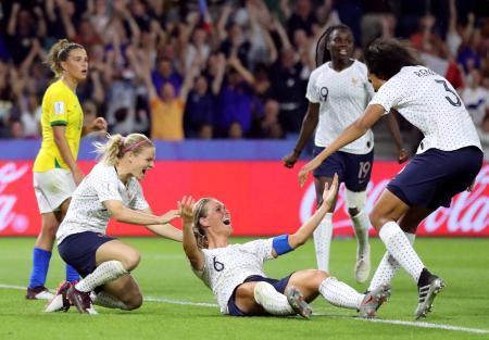 　女子Ｗ杯フランス大会、決勝トーナメント１回戦のブラジル戦で勝ち越しゴールに歓喜するフランスの選手たち＝２３日、ルアーブル（ロイター＝共同）
