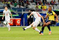 日本－エクアドル　前半、先制ゴールを決める中島（中央）＝ベロオリゾンテ（共同）