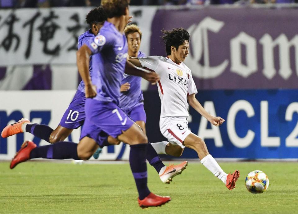 　後半、ゴールを決める鹿島・土居（右）