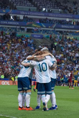 　ベネズエラ戦で２点目を喜ぶアルゼンチンの選手たち＝２８日、リオデジャネイロ（ゲッティ＝共同）
