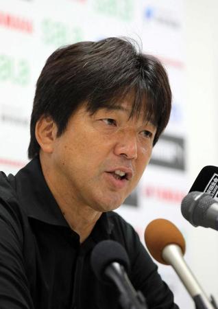　試合後の会見で辞任を表明する磐田・名波監督