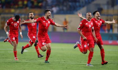 　ガーナとのＰＫ戦を５-４で制し、喜ぶチュニジアの選手たち＝８日、イスマイリア（ロイター＝共同）