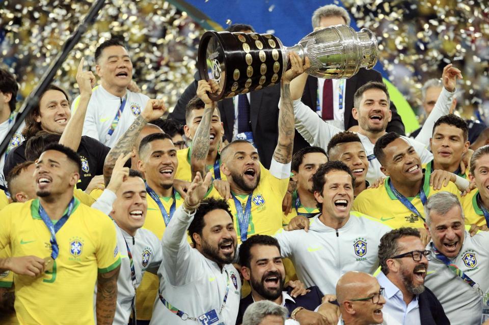 　南米選手権で優勝し、トロフィーを掲げて喜ぶアウベス（中央）らブラジルの選手たち＝リオデジャネイロ（ゲッティ＝共同）