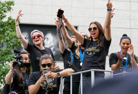 　サッカーの女子Ｗ杯優勝パレードで歓声に応えるラピノー（左）ら米国選手＝ニューヨーク（ＡＰ＝共同）
