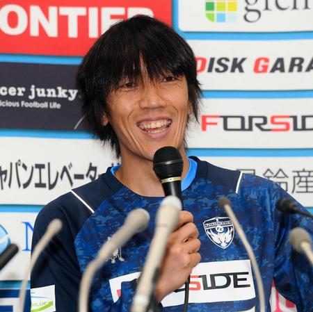 笑顔で横浜ＦＣへの入団会見を行う中村俊輔＝ニッパツ三ツ沢球技場（撮影・中田匡峻）