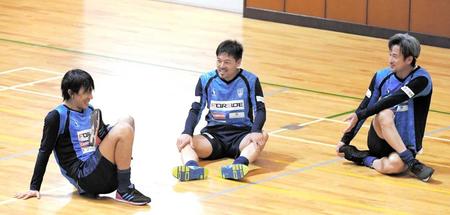 　練習後、三浦（右）、松井（中央）と談笑する横浜ＦＣ・中村
