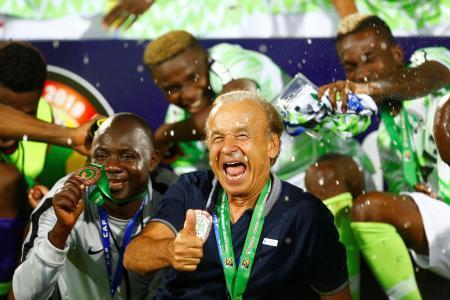 　サッカーのアフリカ選手権　３位決定戦でチュニジアを下し、喜ぶ監督と選手たち＝１７日、カイロ（ロイター＝共同）