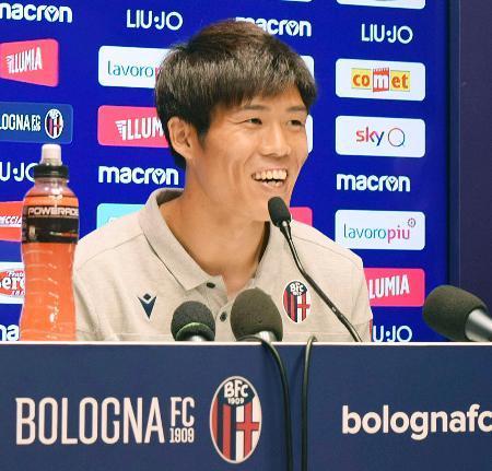 　イタリア１部リーグのボローニャに加入し、記者会見するサッカー日本代表の冨安健洋＝２３日、ボローニャ（共同）