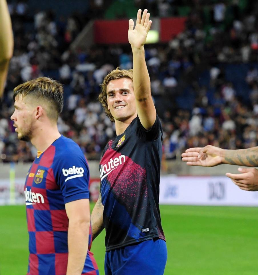 　試合を終え、ファンの歓声に手を振りながら引き揚げるバルセロナのグリーズマン＝埼玉スタジアム