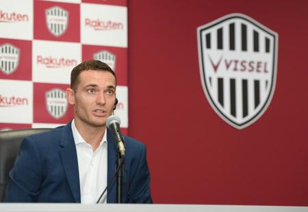 新加入し会見する神戸トーマス・フェルマーレン＝ノエビアスタジアム神戸