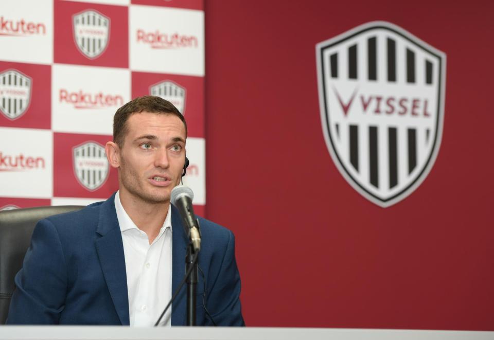 新加入し会見する神戸トーマス・フェルマーレン＝ノエビアスタジアム神戸