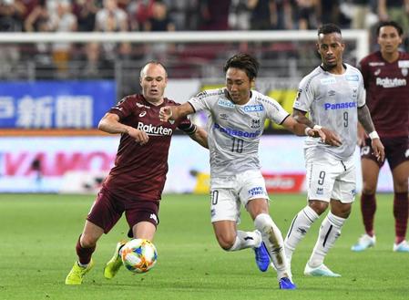 　前半、Ｇ大阪・倉田（右）と競り合う神戸・イニエスタ＝ノエビアスタジアム神戸（撮影・秋山亮太）
