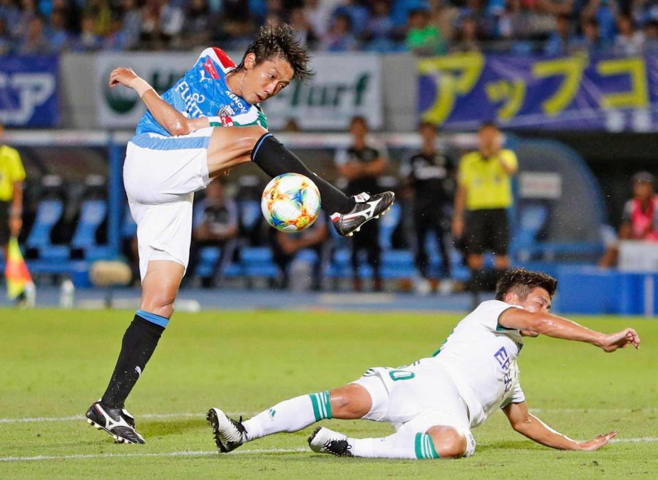 　後半、ゴールを狙う川崎・中村