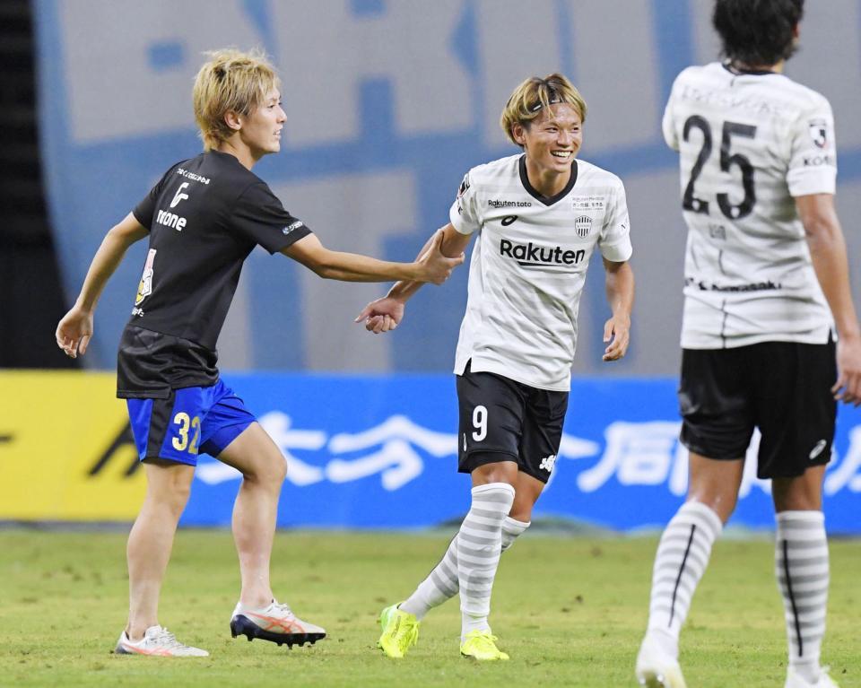 　試合を終え、神戸・藤本に話し掛ける大分・前田（左）