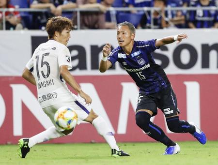 　Ｇ大阪－広島　後半、攻め込むＧ大阪・井手口（右）＝パナスタ