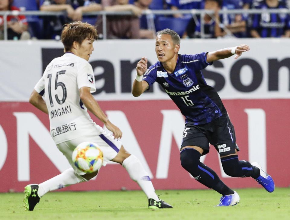 　Ｇ大阪－広島　後半、攻め込むＧ大阪・井手口（右）＝パナスタ
