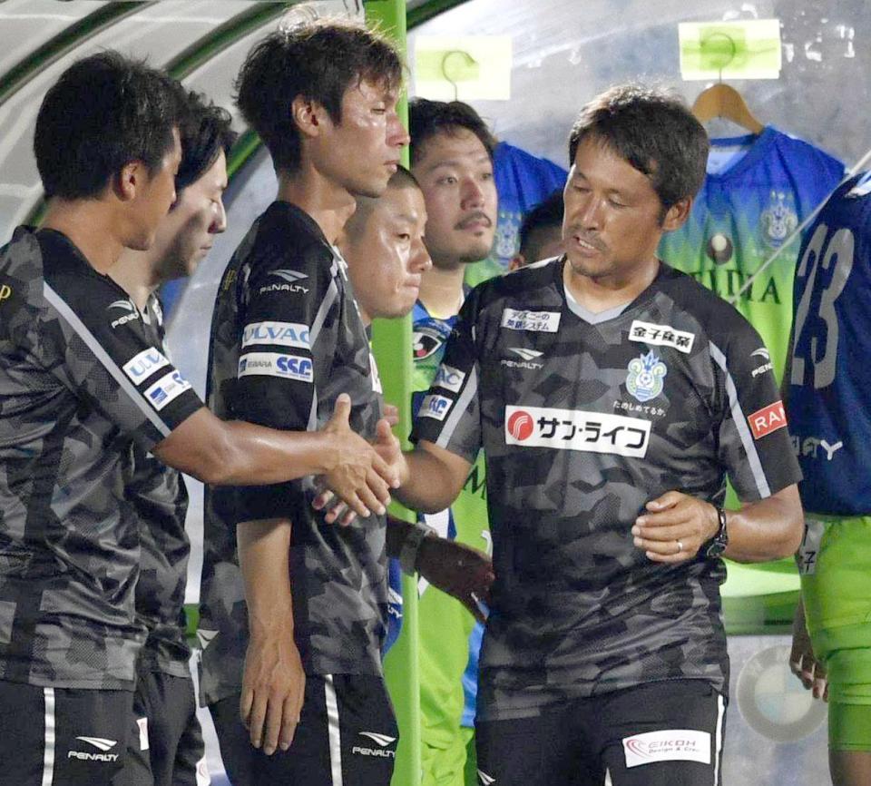 　鳥栖に敗れ、厳しい表情で引き揚げる湘南・高橋コーチ（右端）＝ＢＭＷスタジアム
