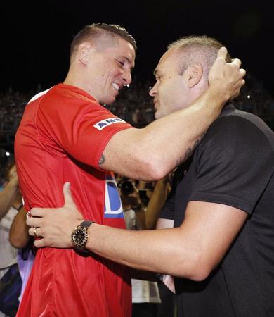 　現役を引退し、神戸・イニエスタ（右）と抱き合う鳥栖・フェルナンドトーレス＝駅スタ